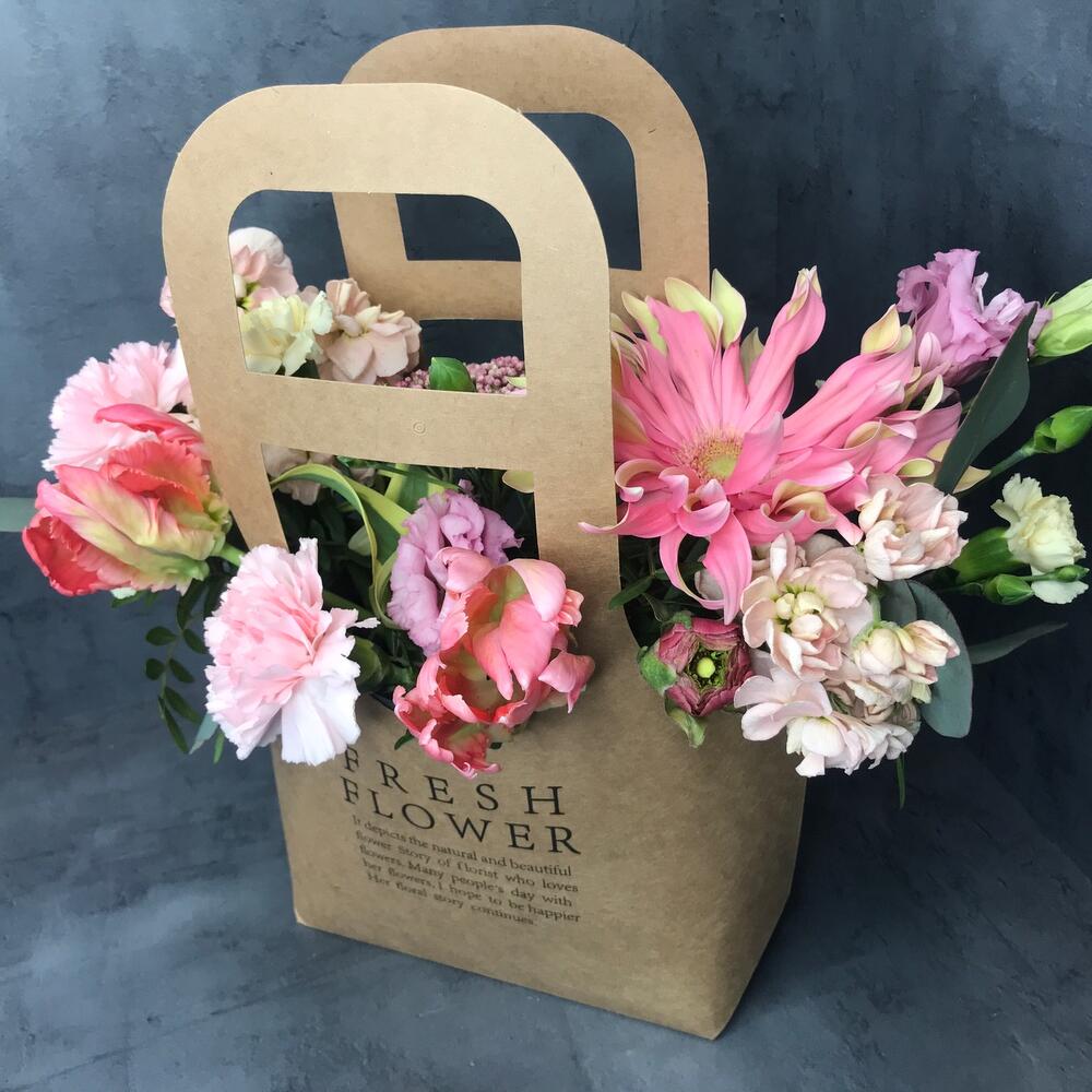 Композиция в крафтовой сумочке с герберой , тюльпанами и маттиолой